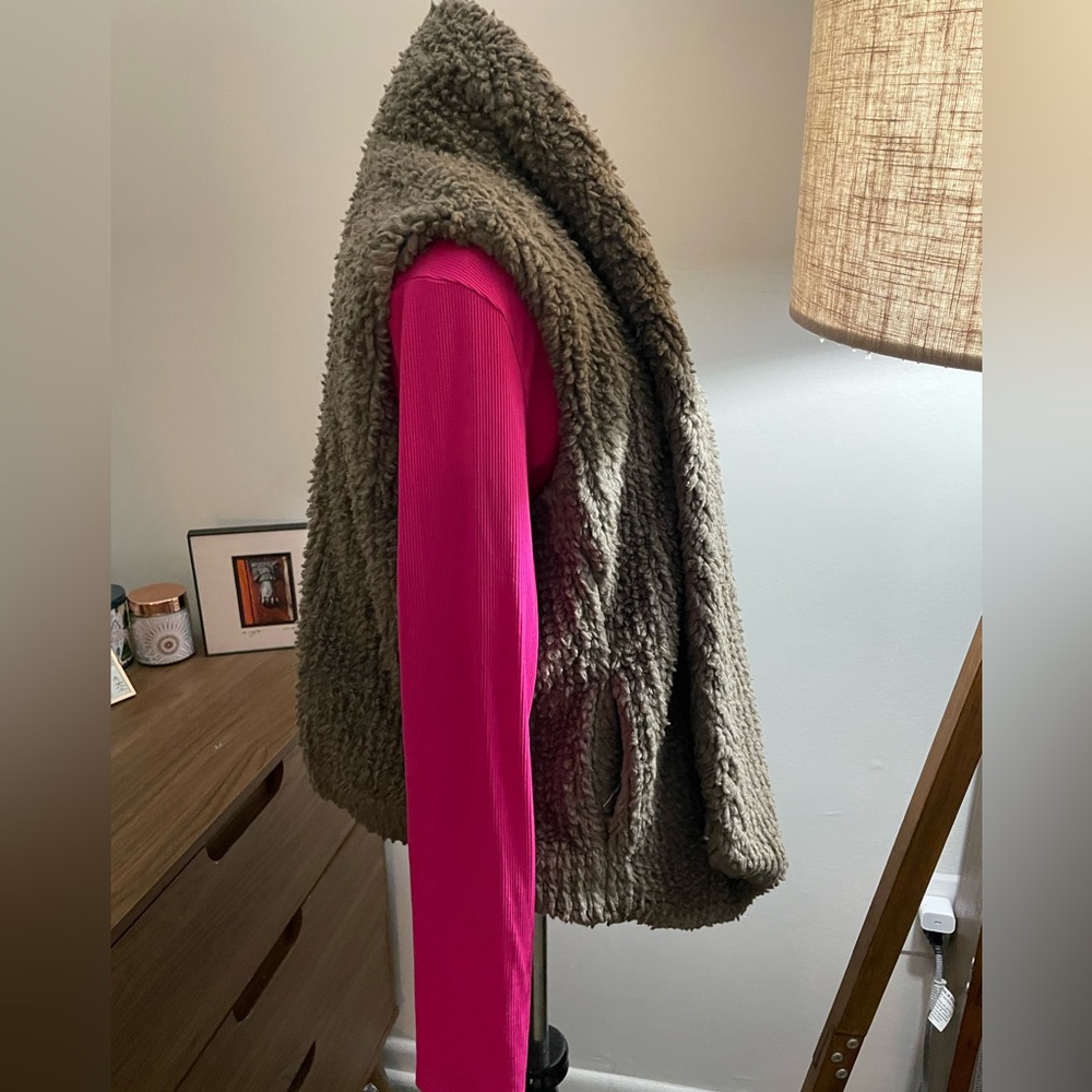 Warm vest shawl with pockets! - Picture 2 of 6